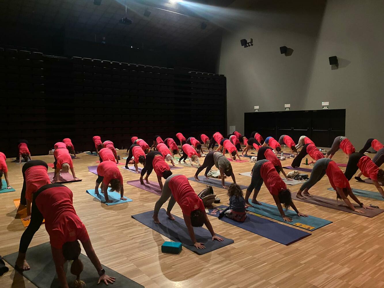ca Classe de Yoga amb les samarretes per commemorar la jornada