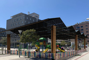 Cubierta con placas fotovoltaicas semitransparentes para parque infantil